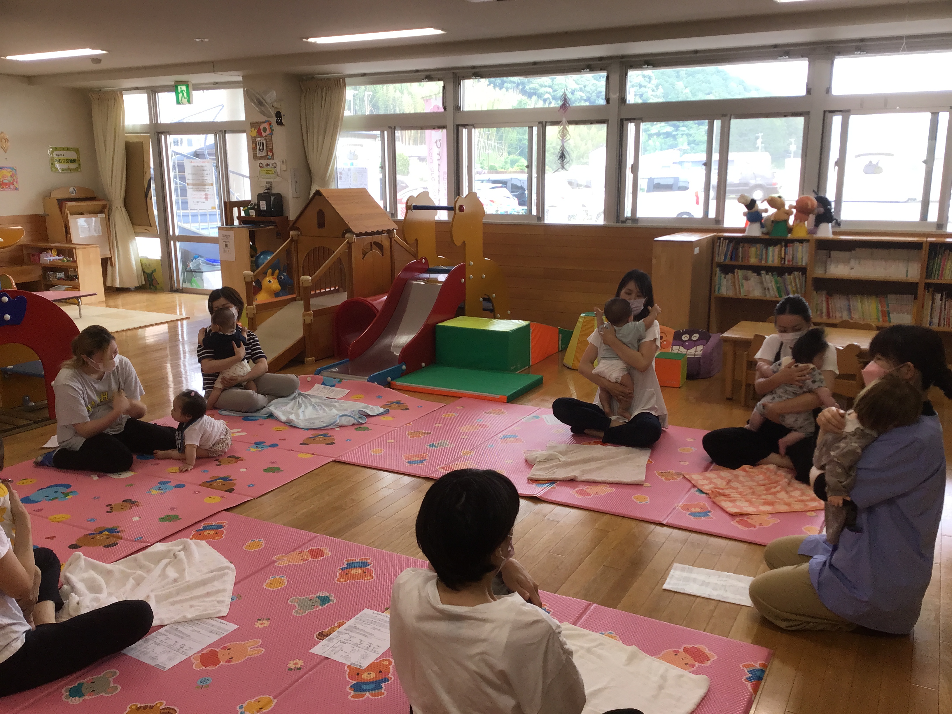 あかちゃんとタッチしちゃおう