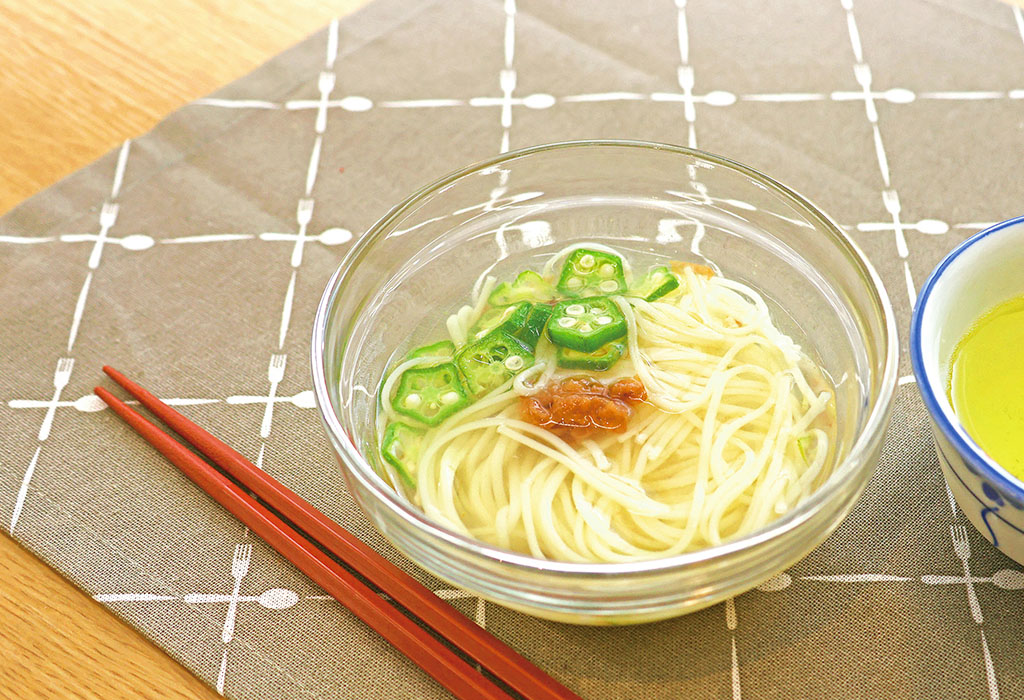 彩りもう一品🍙オクラと梅干しのスープ