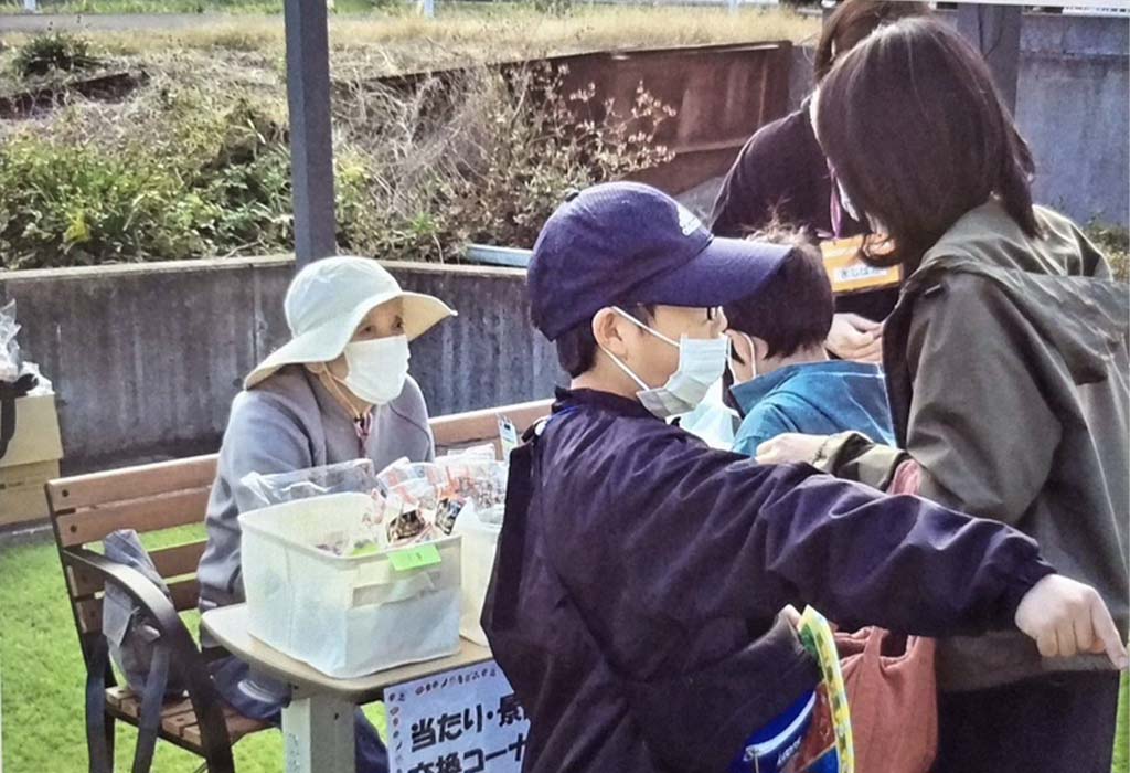 老人ホームの入居者が店員の「駄菓子おかり屋」